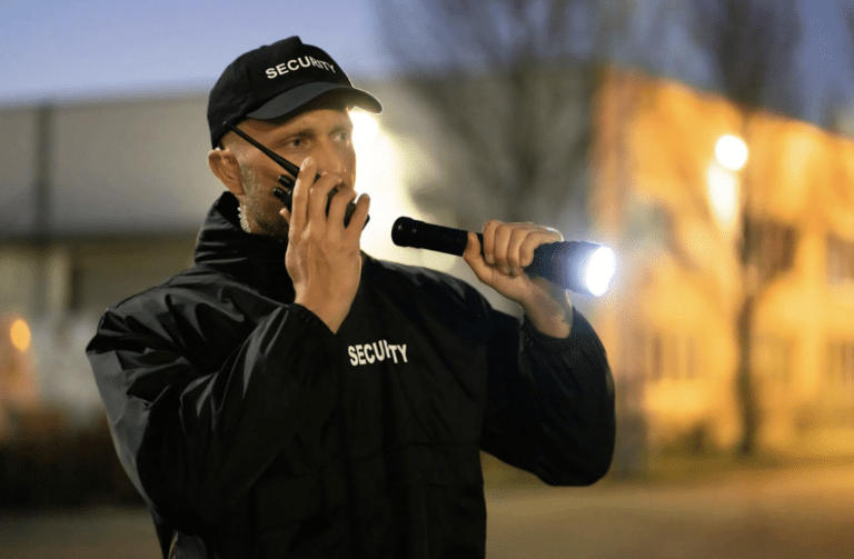 Read more about the article Beneficiile angajării unei firme de pază pentru protecția unui ansamblu rezidențial: ce trebuie să știi