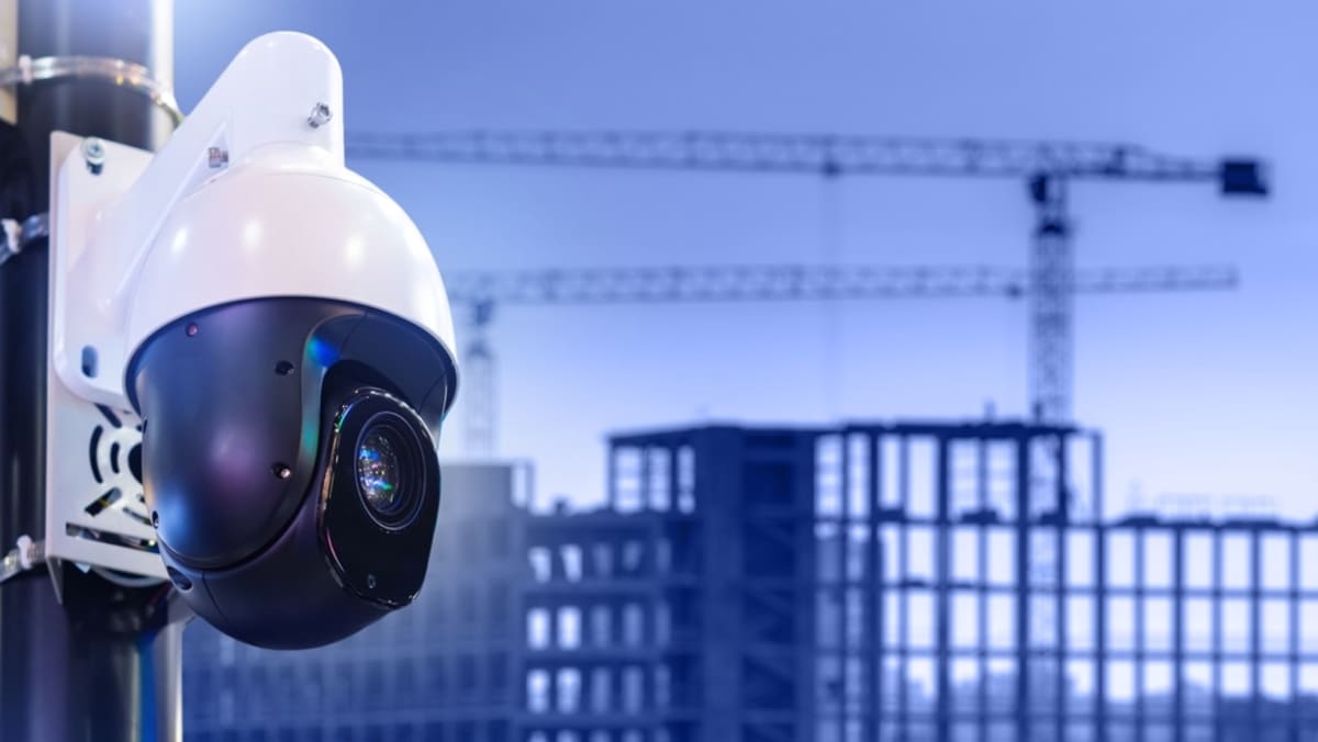 cameră de luat vedere care monitorizează un șantier de construcții