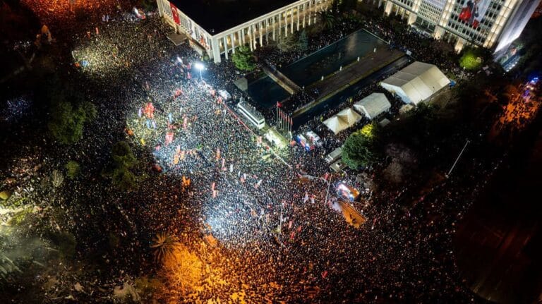 Read more about the article 6 măsuri preventive în caz de manifestații sau proteste lângă sediul companiei tale