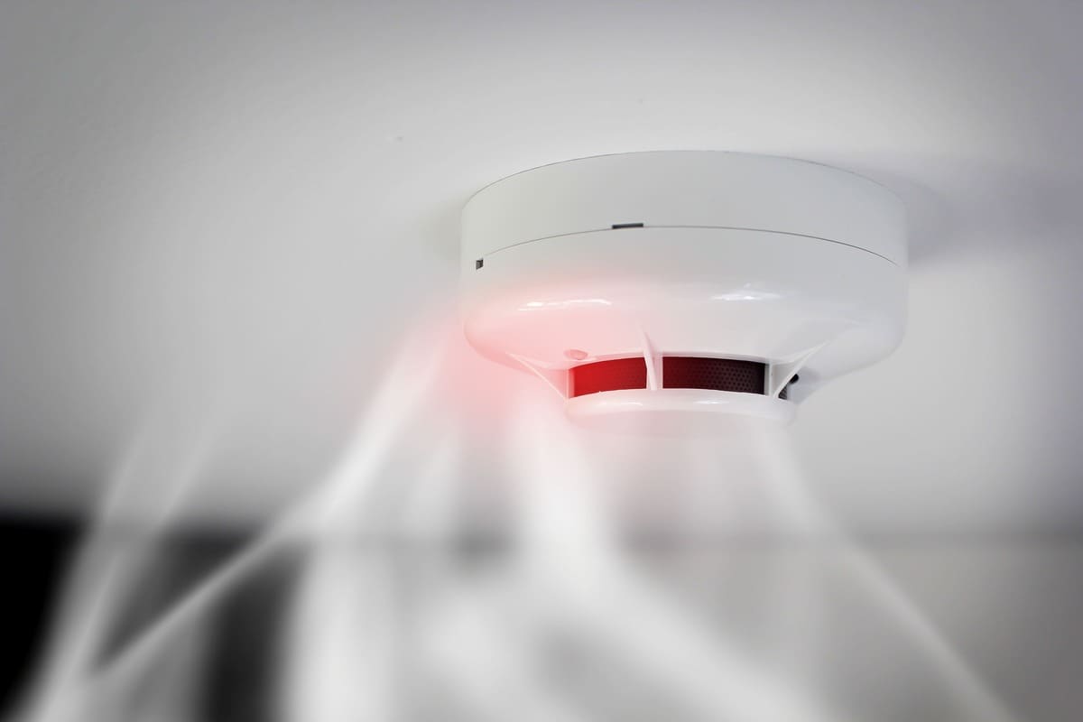 You are currently viewing Cum alegi cel mai eficient sistem de detecție incendiu pentru casa ta?