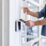 Control acces biometric sau cu card? Avantaje și soluții potrivite pentru orice obiectiv