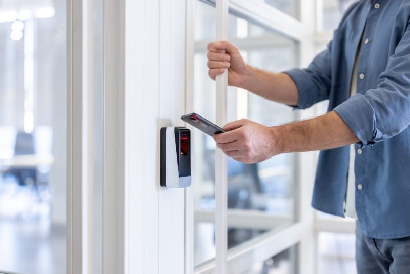 Read more about the article Control acces biometric sau cu card? Avantaje și soluții potrivite pentru orice obiectiv