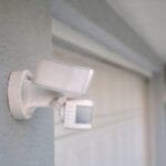Tipuri de senzori de mișcare: diferențe între PIR, duali și cu microunde