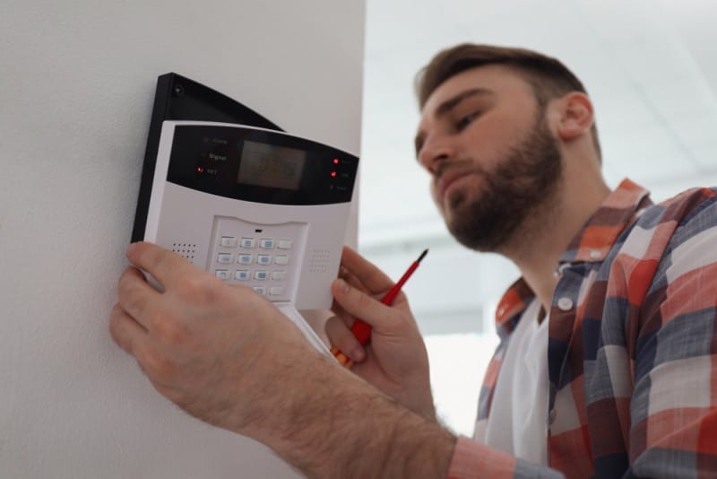 Read more about the article Alarmă efracție pe cablu sau wireless? Ce alegi pentru locuința sau afacerea ta 