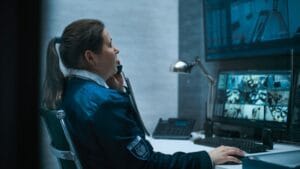 Un agent de securitate care își îndeplinește datoria
